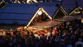 Inauthentiques, trop chers, trop fréquentés... mais pourquoi les marchés de Noël ont-ils tant de succès ?