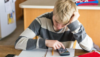 « J’ai dû réapprendre à faire les soustractions » : quand les parents galèrent aussi avec les maths