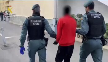 La Guardia Civil detiene a siete patrones de un cayuco por el presunto asesinato de cuatro migrantes en una travesía a Canarias