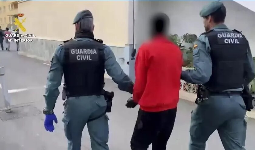 La Guardia Civil detiene a siete patrones de un cayuco por el presunto asesinato de cuatro migrantes en una travesía a Canarias