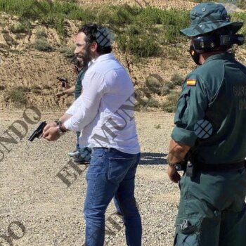 La Guardia Civil instruyó a Aldama en el uso de fusiles de asalto en su campo de élite un año antes de condecorarle por sus "tributos a España"