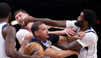 La NBA suspende a tres de los jugadores implicados en la tangana en el partido entre los Suns y los Mavericks