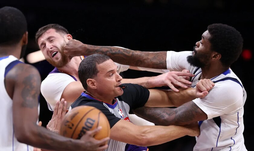 La NBA suspende a tres de los jugadores implicados en la tangana en el partido entre los Suns y los Mavericks