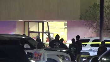 La Policía abate al conductor de una camioneta tras estrellarla contra una concurrida tienda en Texas y dejar cinco heridos