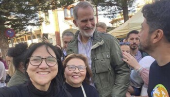 La alcaldesa de Catarroja carga contra los Reyes por su visita sorpresa: "Mientras la gente está trabajando, ellos se toman un refresco"