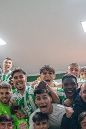 La alegría de Félix Garreta en la celebración del Betis Deportivo tras ganar el derbi de filiales