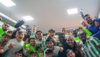 La alegría de Félix Garreta en la celebración del Betis Deportivo tras ganar el derbi de filiales