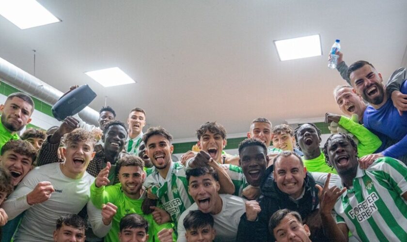 La alegría de Félix Garreta en la celebración del Betis Deportivo tras ganar el derbi de filiales