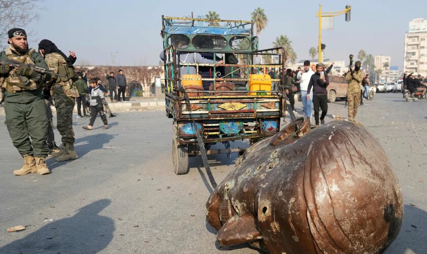 La cabeza de Hafez Asad, arrastrada por Hama