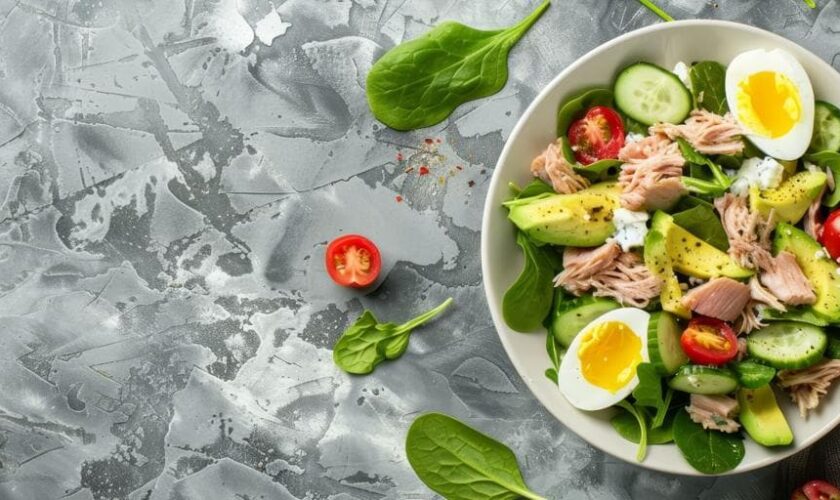 La cena saludable que puedes hacer con una lata de atún en un solo minuto y sin calor