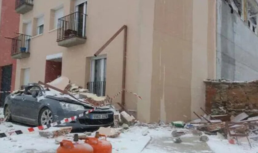 La explosión de una bombona de butano obliga a desalojar un bloque de viviendas en Fontanar