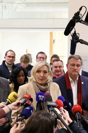 La extrema derecha de Marine Le Pen apoyará una moción de censura contra el Gobierno francés