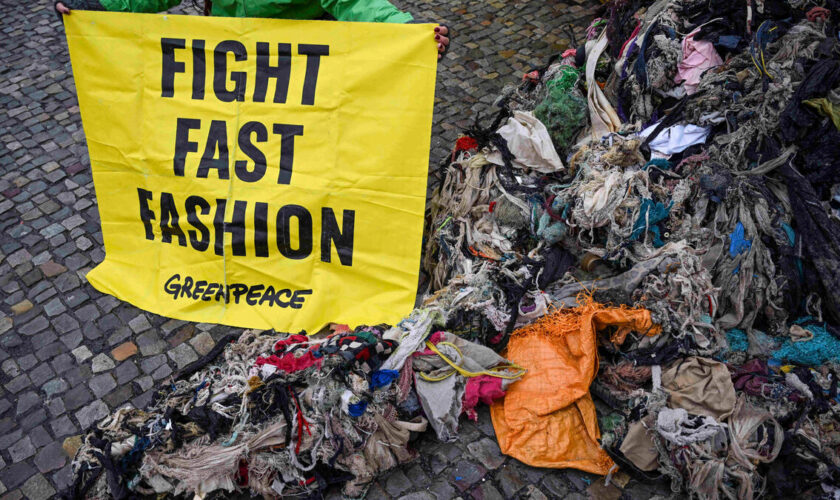 « La fast fashion, ça pue » : des odeurs nauséabondes déversées à proximité de magasins contre la surconsommation