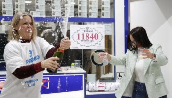 La suerte sonríe por primera vez (pero poco) a la zona cero de la DANA: "Después de lo malo viene lo bueno"