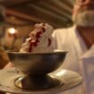 « La tradition, c’est de fouetter la crème » : ces chefs spécialistes de la chantilly livrent leurs secrets