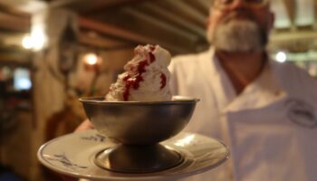 « La tradition, c’est de fouetter la crème » : ces chefs spécialistes de la chantilly livrent leurs secrets