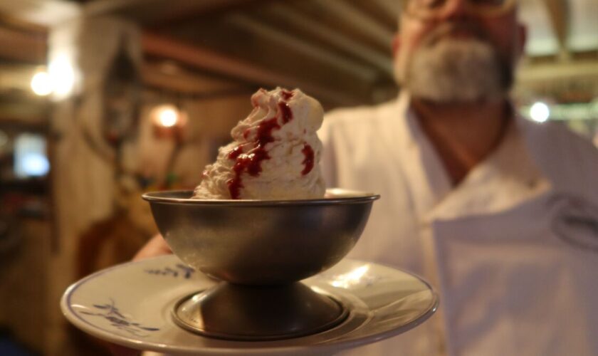 « La tradition, c’est de fouetter la crème » : ces chefs spécialistes de la chantilly livrent leurs secrets