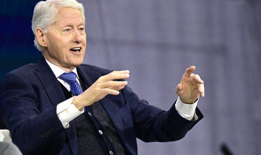 L’ancien président américain Bill Clinton hospitalisé à cause d’une fièvre