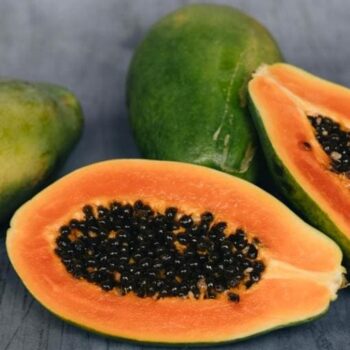 Las semillas de la papaya son comestibles y protegen el corazón: así se deben consumir