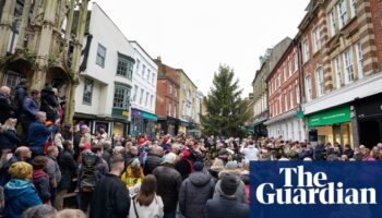 Last-minute Christmas shoppers provide boost for UK retailers