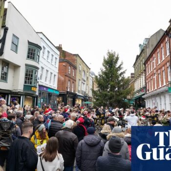 Last-minute Christmas shoppers provide boost for UK retailers