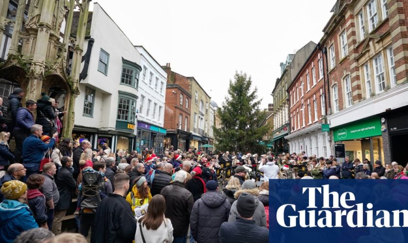 Last-minute Christmas shoppers provide boost for UK retailers