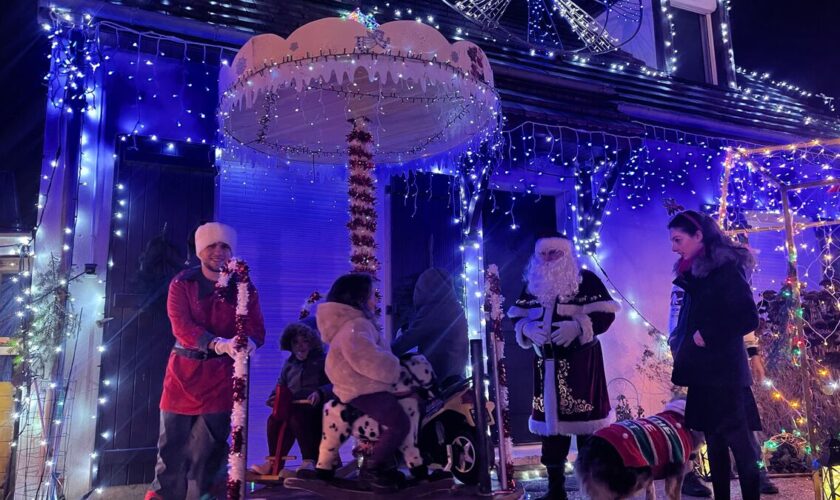 « Le vrai Père Noël est à la maison illuminée » : à Forges-les-Bains, Hervé et Baptiste font rêver les enfants