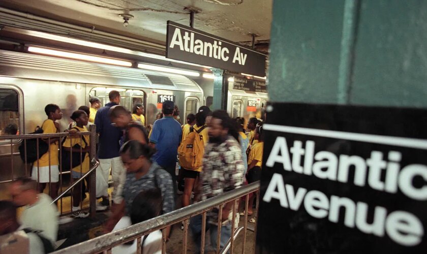 Los Ángeles Guardianes regresan al metro de Nueva York después de que una mujer fuera quemada viva