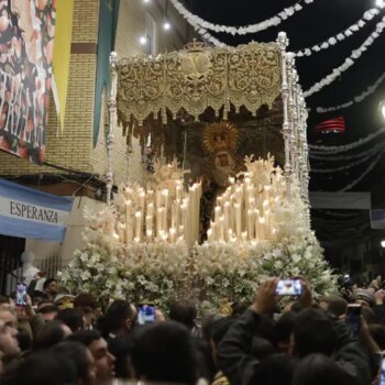 Los Cantores de Híspalis le cantan a la Esperanza de Triana por las calles de su barrio