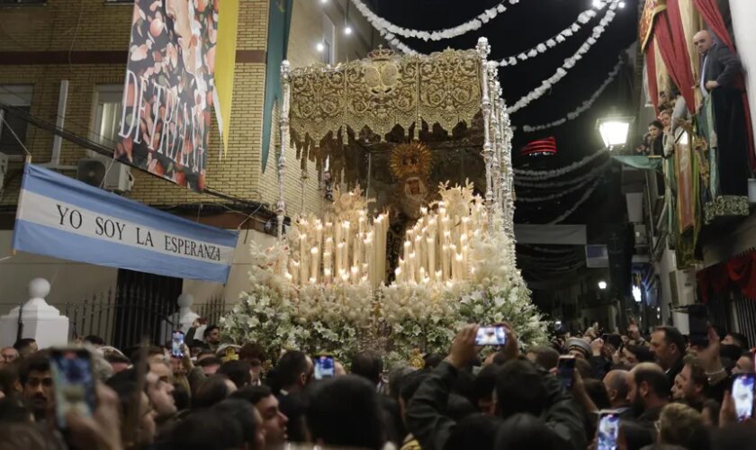 Los Cantores de Híspalis le cantan a la Esperanza de Triana por las calles de su barrio