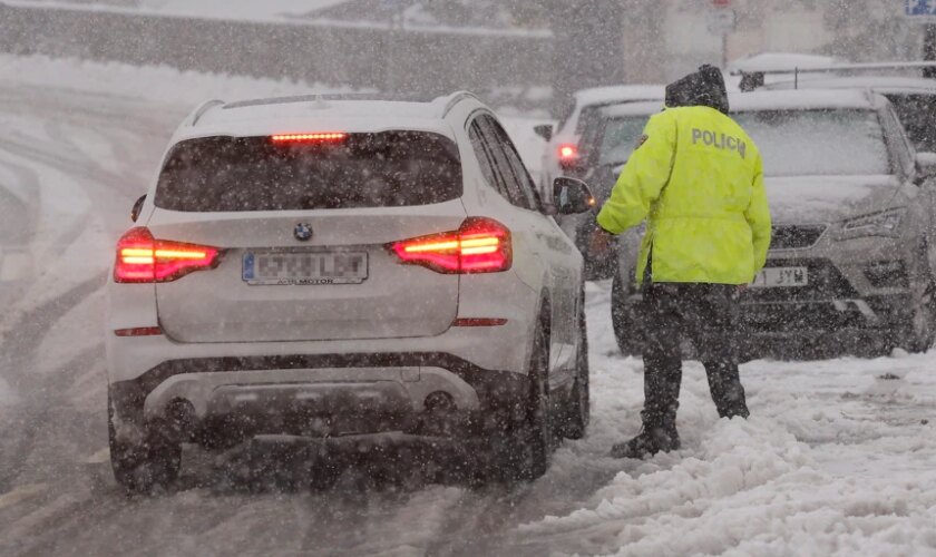 Los avisos por fuertes nevadas se mantienen en el Pirineo tras un domingo muy complicado en la carretera