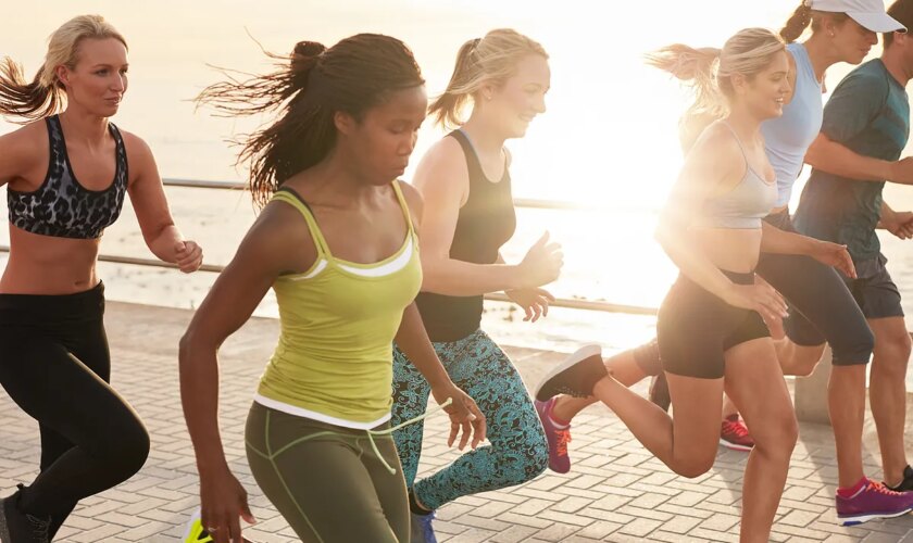 Los clubes de 'running' desplazan a los bares para socializar y la salud mental ya nos importa más que la física