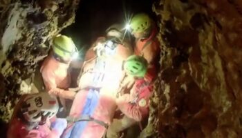 Los equipos de rescate intentan liberar a una espeleóloga atrapada en una cueva en Bérgamo (Italia)