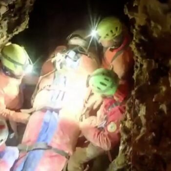 Los equipos de rescate intentan liberar a una espeleóloga atrapada en una cueva en Bérgamo (Italia)