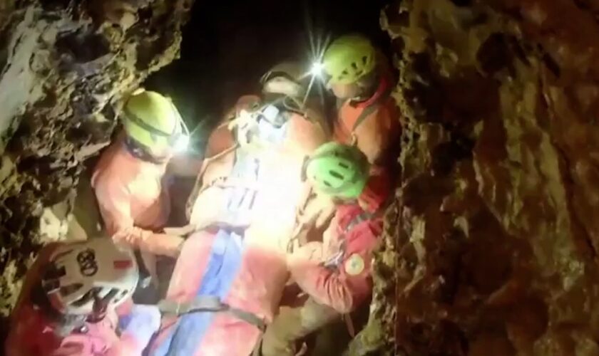 Los equipos de rescate intentan liberar a una espeleóloga atrapada en una cueva en Bérgamo (Italia)