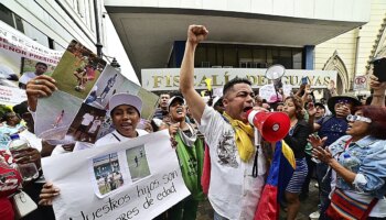 Los familiares de los chicos desaparecidos en Ecuador durante la identificación de los cuerpos: "No dormimos, no comemos, ya no tenemos vida"