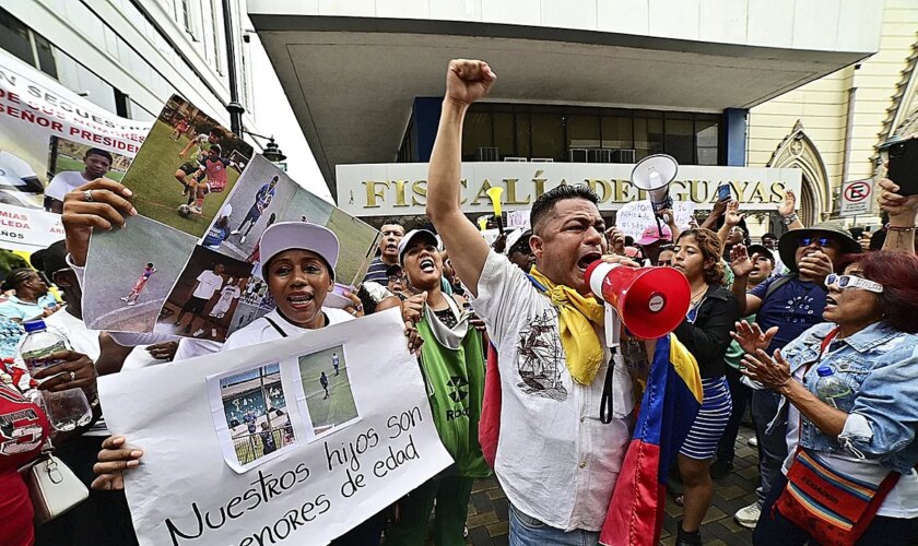 Los familiares de los chicos desaparecidos en Ecuador durante la identificación de los cuerpos: "No dormimos, no comemos, ya no tenemos vida"