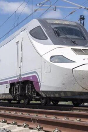 Los pasajeros de un tren de Renfe escapan rompiendo la ventanilla y saltando a las vías tras llenarse el vagón de humo y quedarse a oscuras