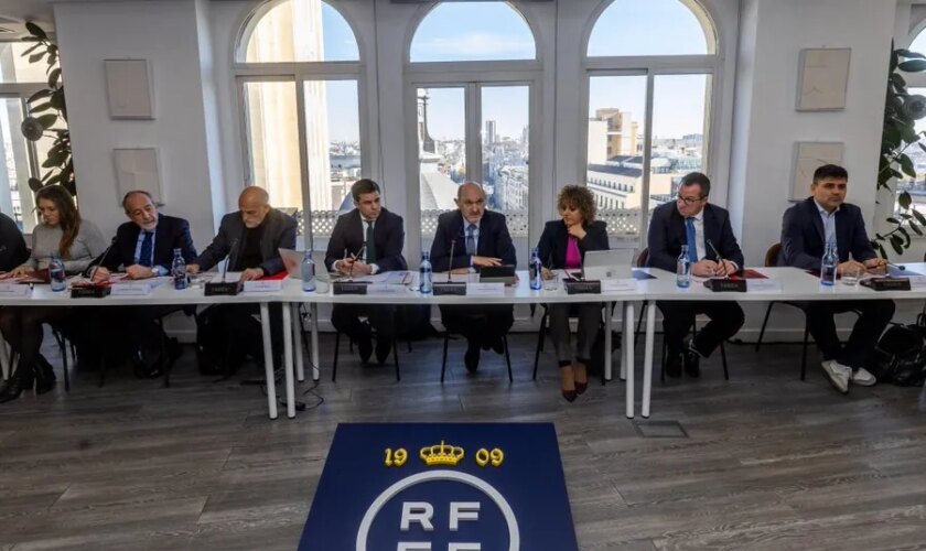 Louzán levanta la bandera de la paz en el fútbol español: Javier Tebas, vicepresidente de la RFEF, Aganzo, 50% mujeres...