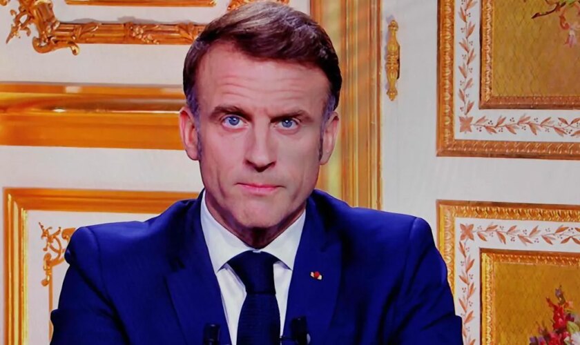 Macron denuncia que "la izquierda y la derecha han elegido el desorden" en Francia