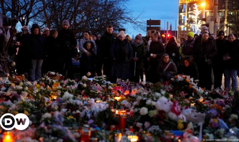 Magdeburg: Mourners gather for Christmas market vigil