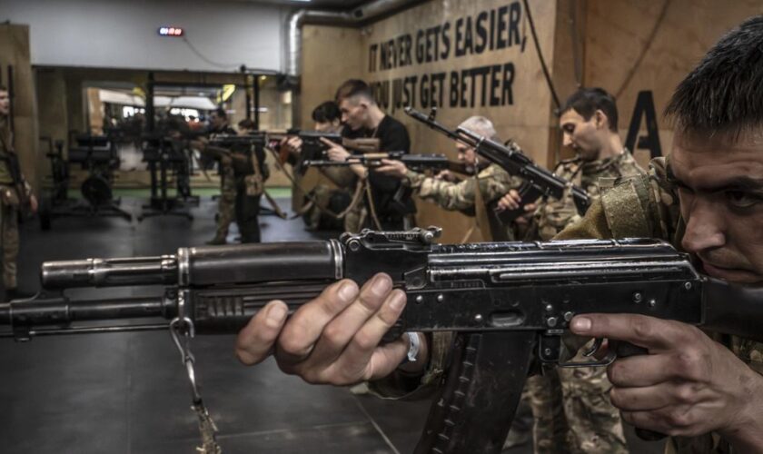 Mannequins, vacances et kalachnikov : en Ukraine, l’efficace campagne de recrutement de la 3e brigade d’assaut