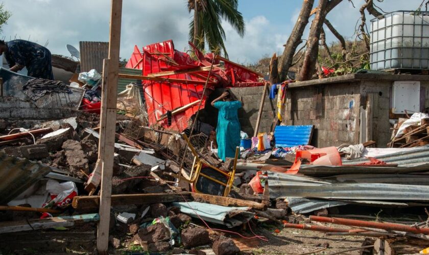 Mayotte : à Petite-Terre, avec l’énergie du désespoir, les habitants s’activent déjà à reconstruire