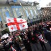 Miles de manifestantes impugnan la toma de posesión del nuevo presidente de Georgia frente al Parlamento