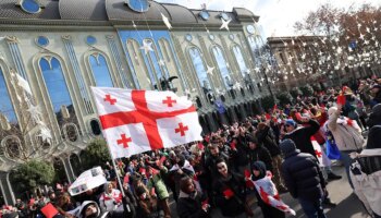 Miles de manifestantes impugnan la toma de posesión del nuevo presidente de Georgia frente al Parlamento