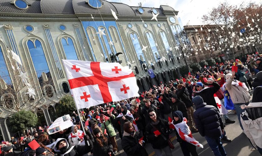 Miles de manifestantes impugnan la toma de posesión del nuevo presidente de Georgia frente al Parlamento