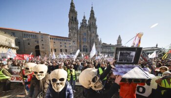 Miles de personas desbordan el Obradoiro en rechazo de la "bomba ambiental" de la 'macrocelulosa' de Altri en Lugo: "Imponerla es actuar contra la sociedad"