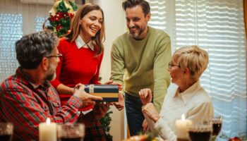 Moins de cadeaux, plus d’économies : ces familles qui choisissent le «Secret Santa» pour célébrer Noël