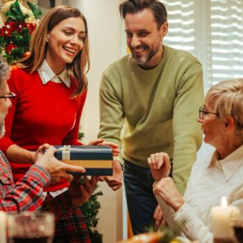 Moins de cadeaux, plus d’économies : ces familles qui choisissent le «Secret Santa» pour célébrer Noël