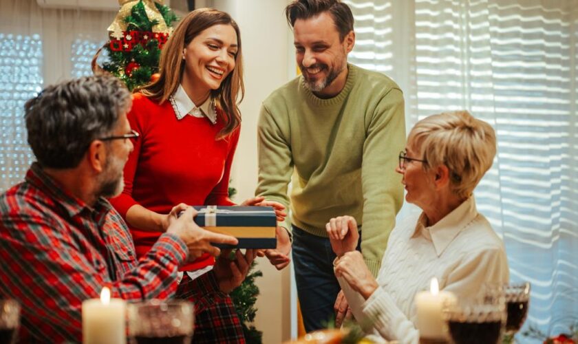 Moins de cadeaux, plus d’économies : ces familles qui choisissent le «Secret Santa» pour célébrer Noël